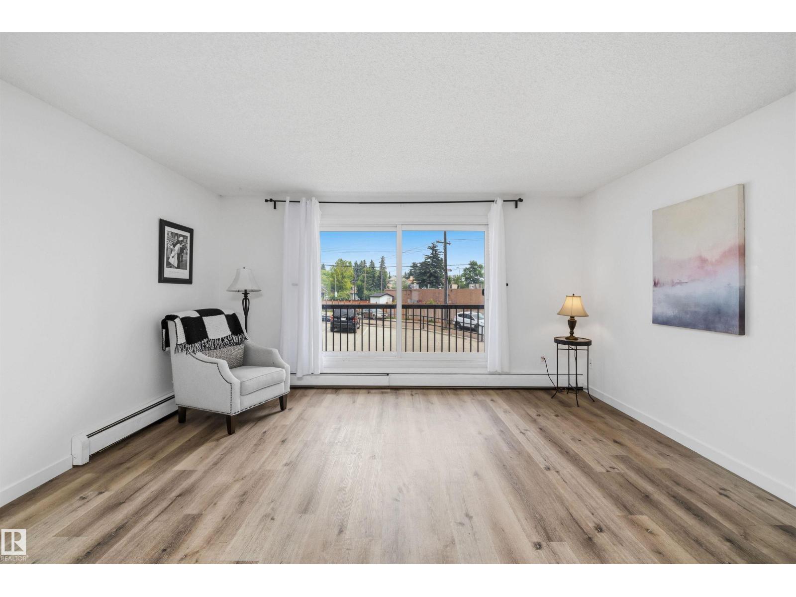 #8 10931 83 ST NW - 17