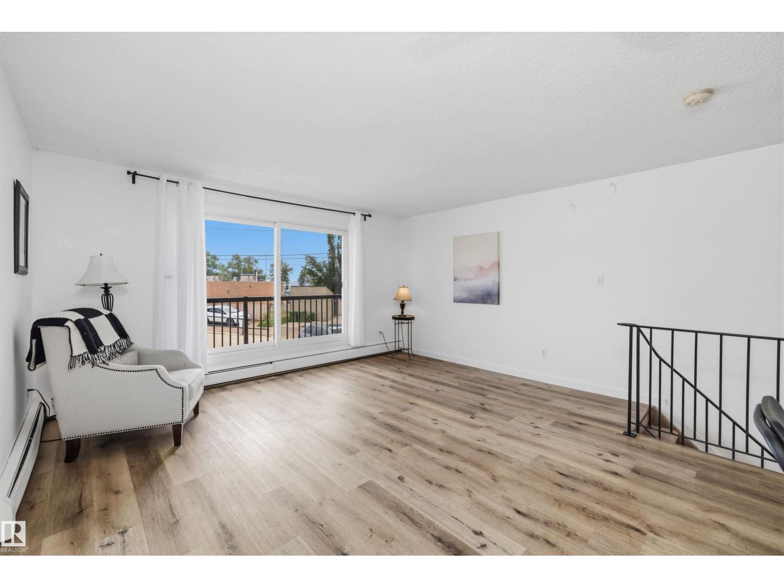 #8 10931 83 ST NW - 6