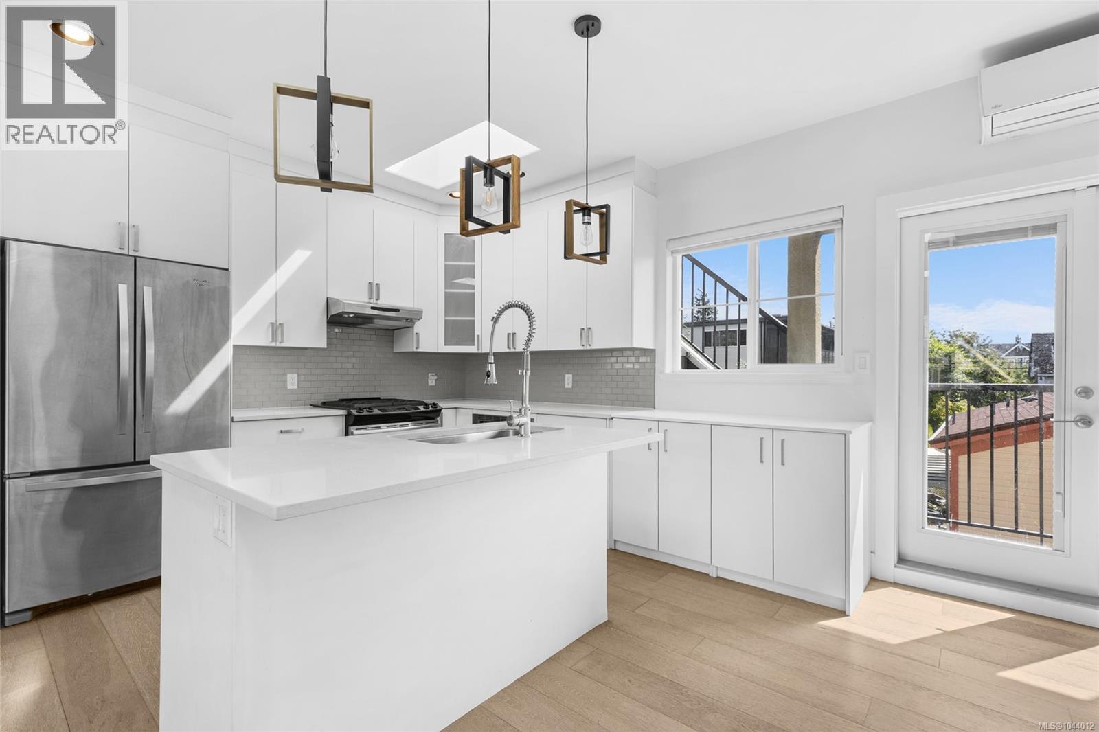 611 Niagara St - 11