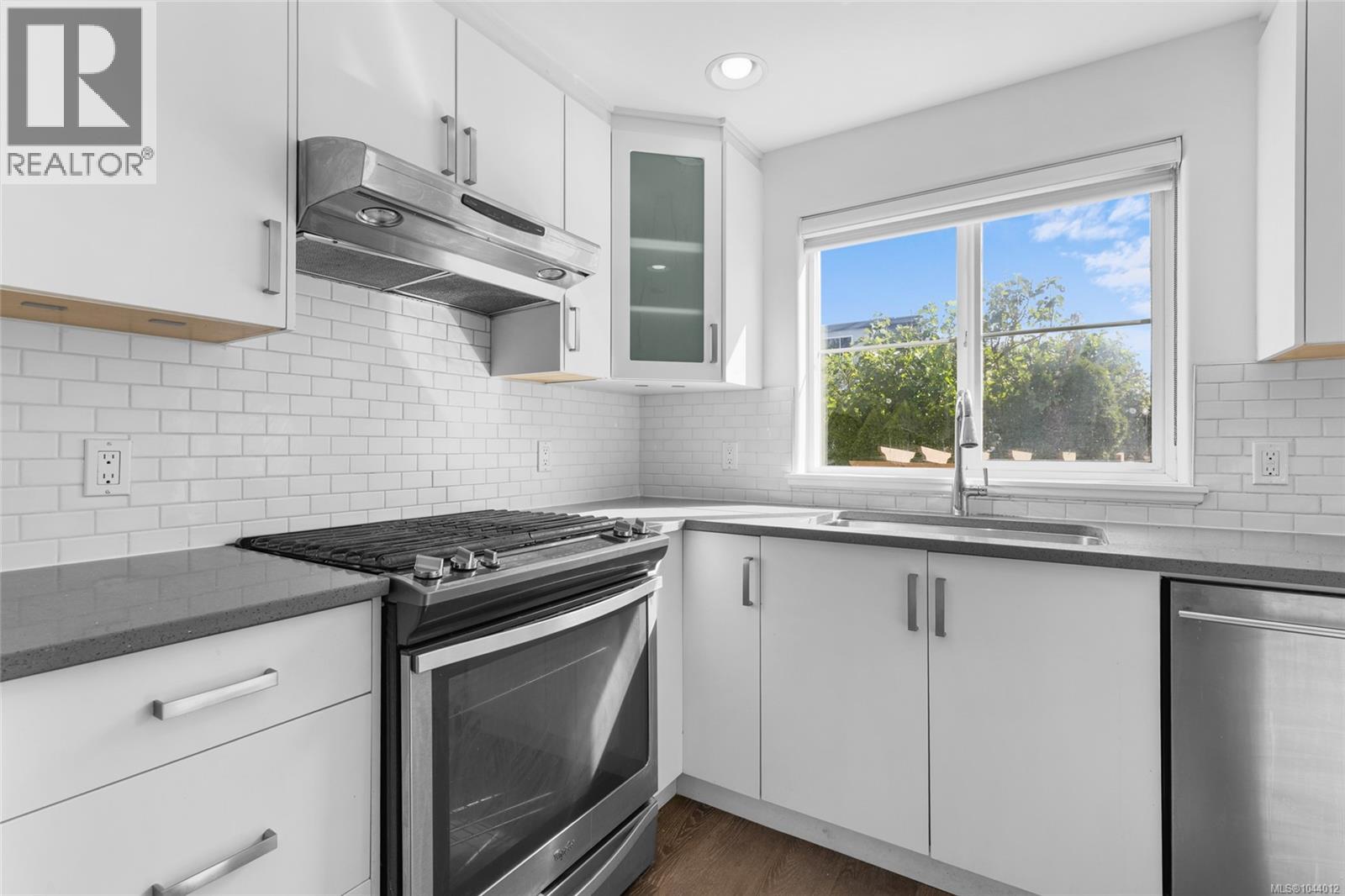 611 Niagara St - 13