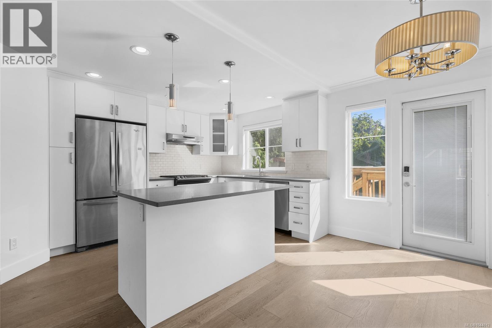 611 Niagara St - 14
