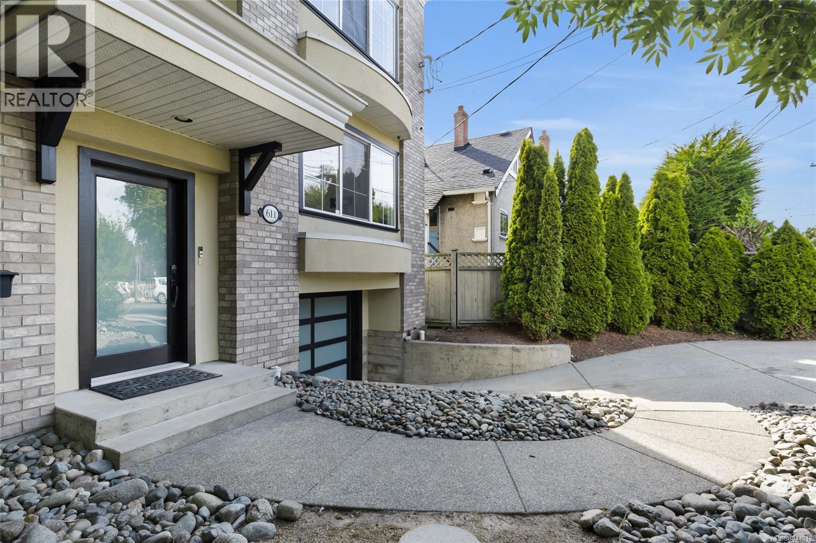 611 Niagara St - 3