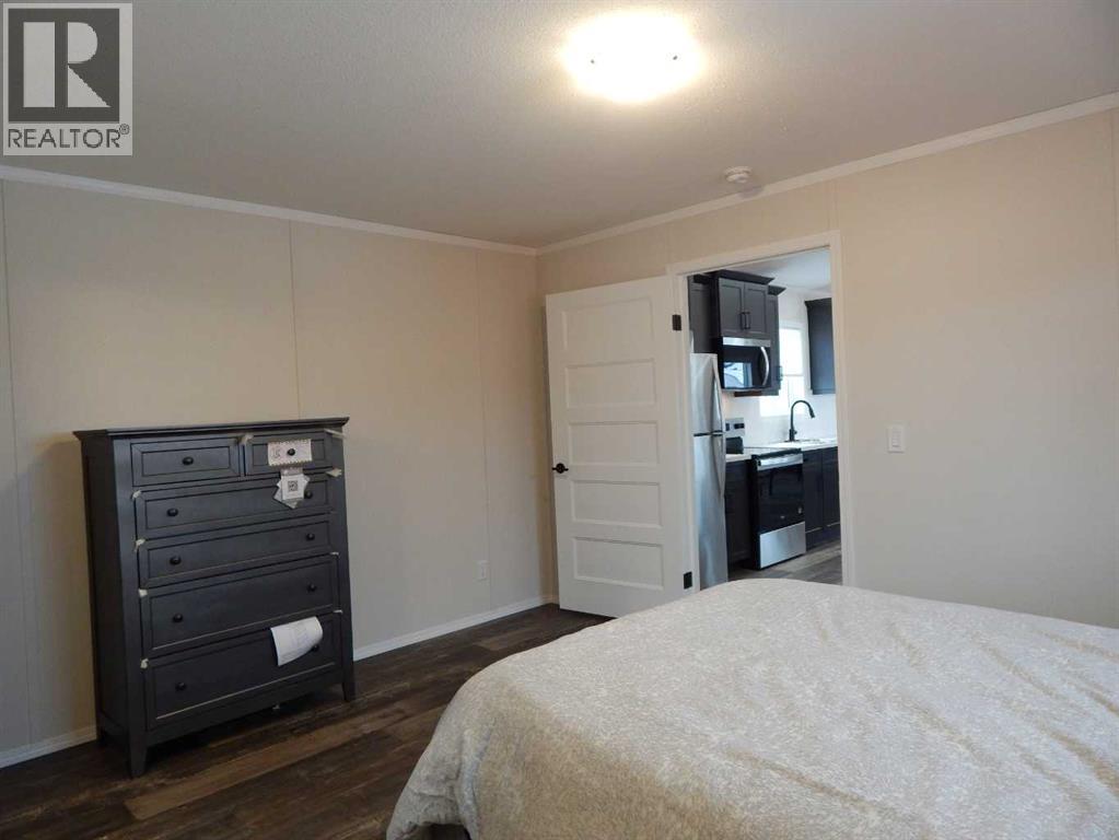 #11, 5210 65 Avenue - 17