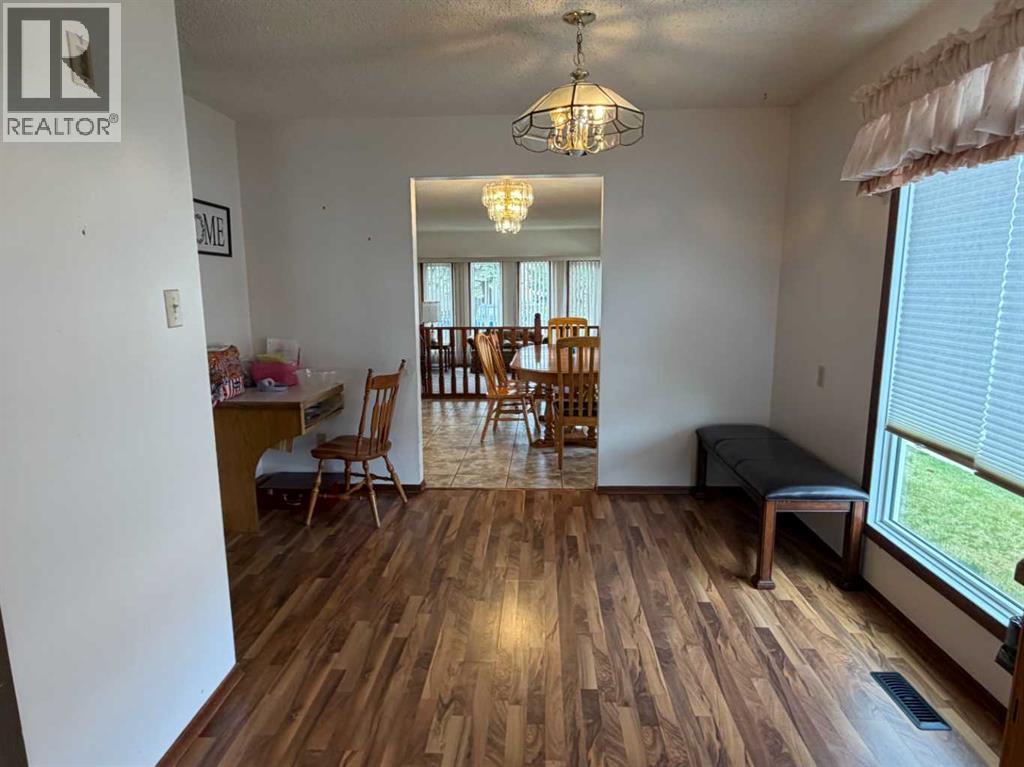 5411 46 Street - 9