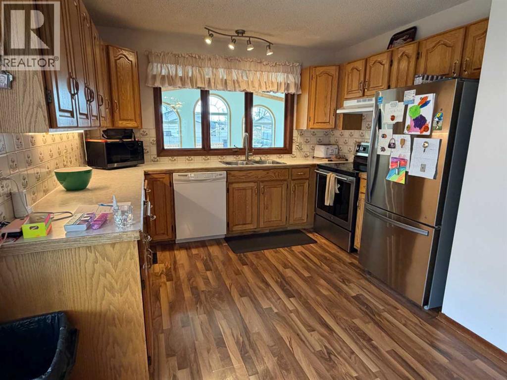 5411 46 Street - 7