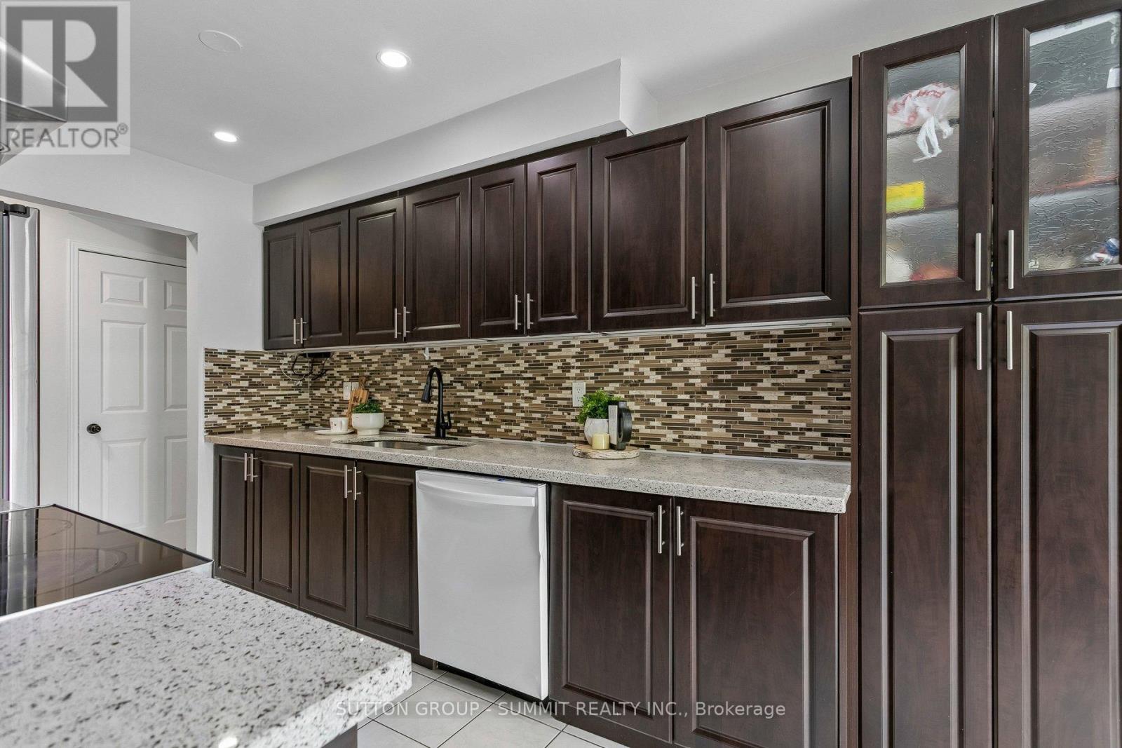 #37 35 MALTA AVENUE N - 15