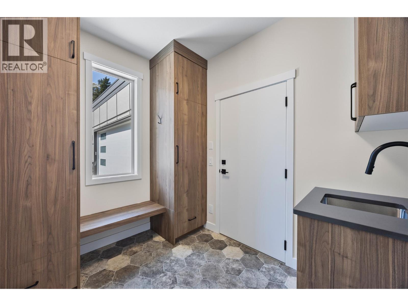 2140 LINFIELD Drive - 5