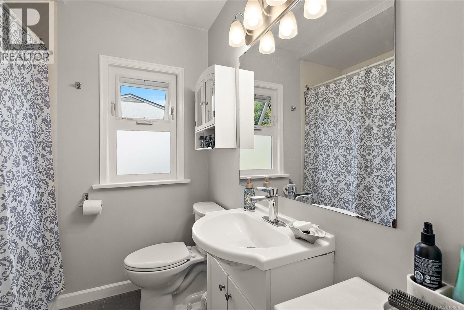 81 Logan Ave - 22