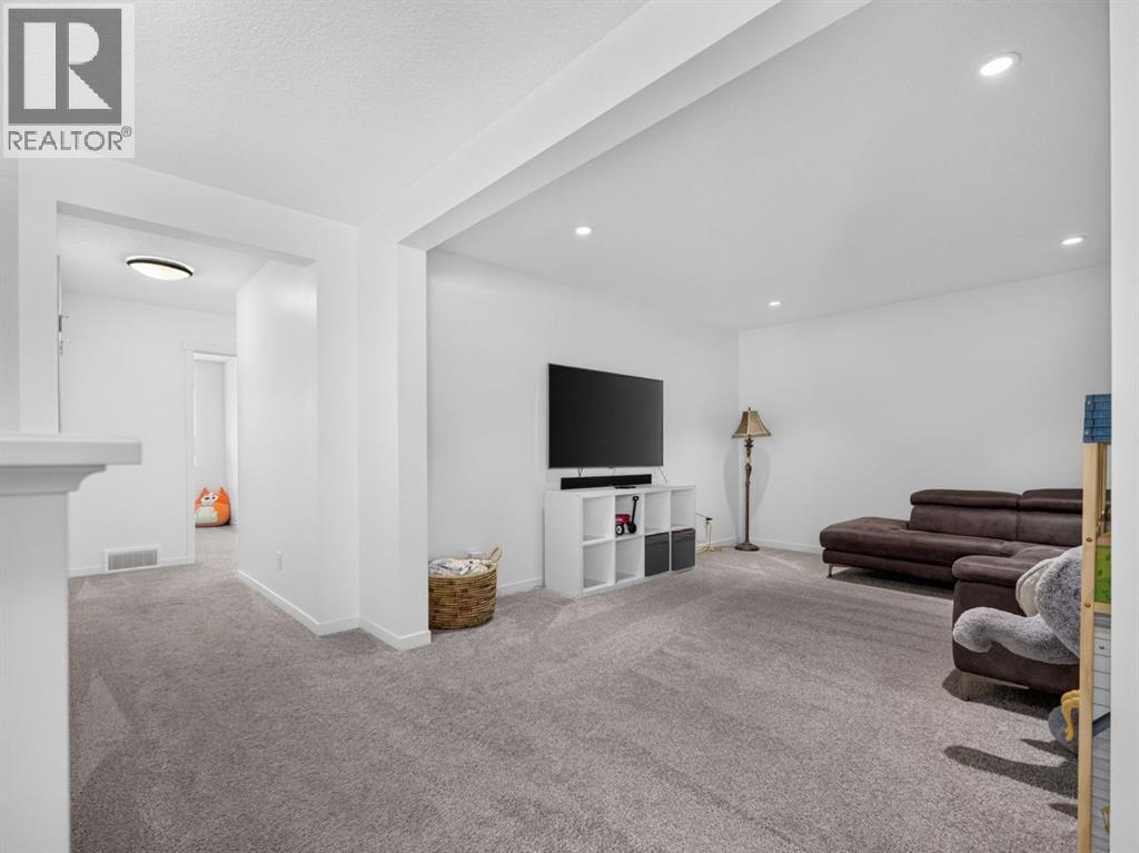 228 Masters Crescent SE - 39