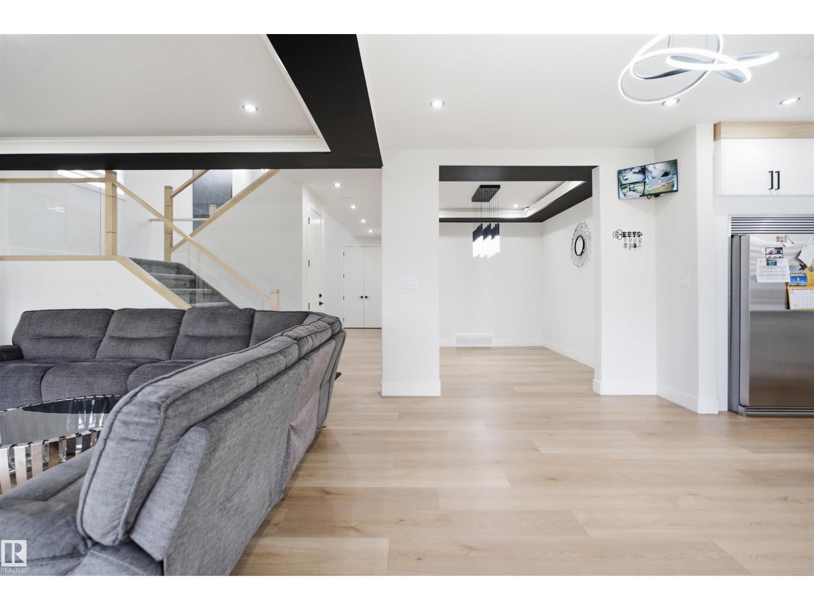 304 33 AV NW - 19