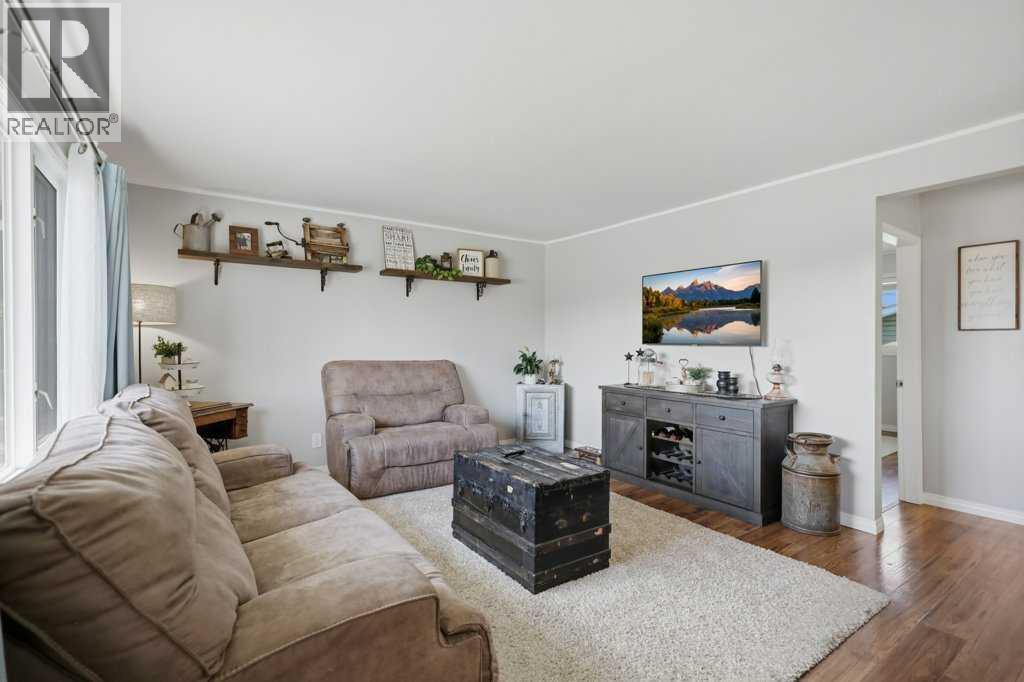5028 48 Avenue - 9
