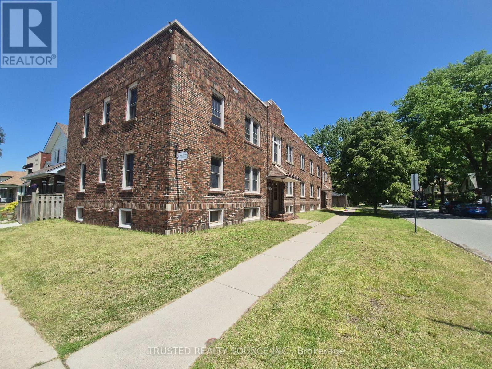 #4 - 1614 ONTARIO STREET