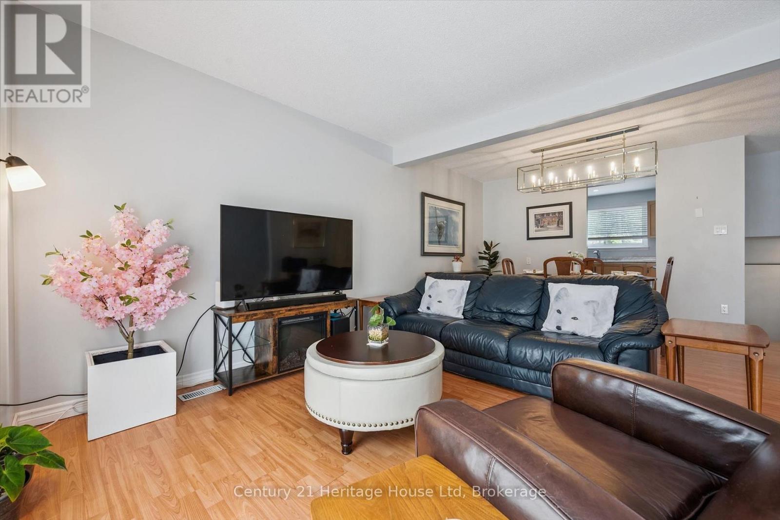 201 SILVERCREEK 15 PARKWAY N - 2