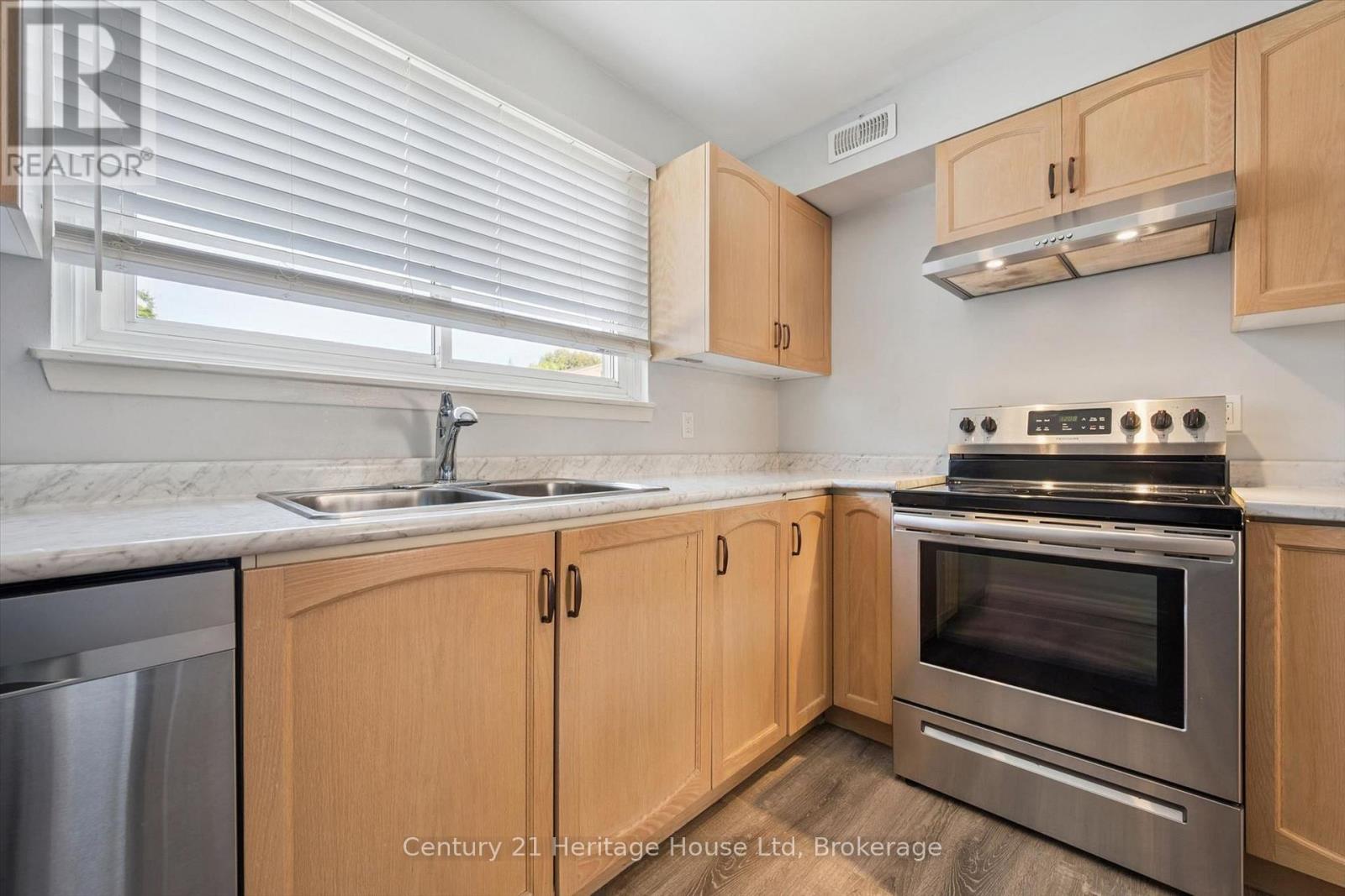 201 SILVERCREEK 15 PARKWAY N - 9