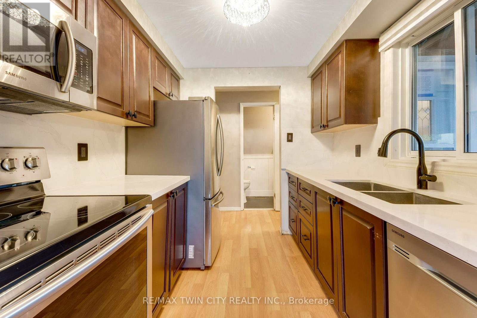 #23 415 MORGAN AVENUE - Image 5