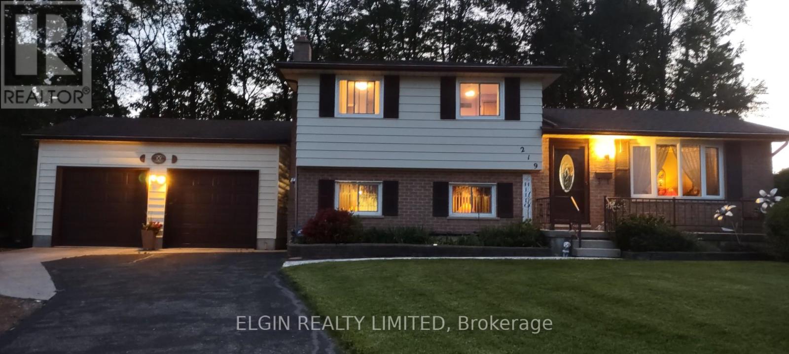 219 BRENTWOOD CRESCENT - 1