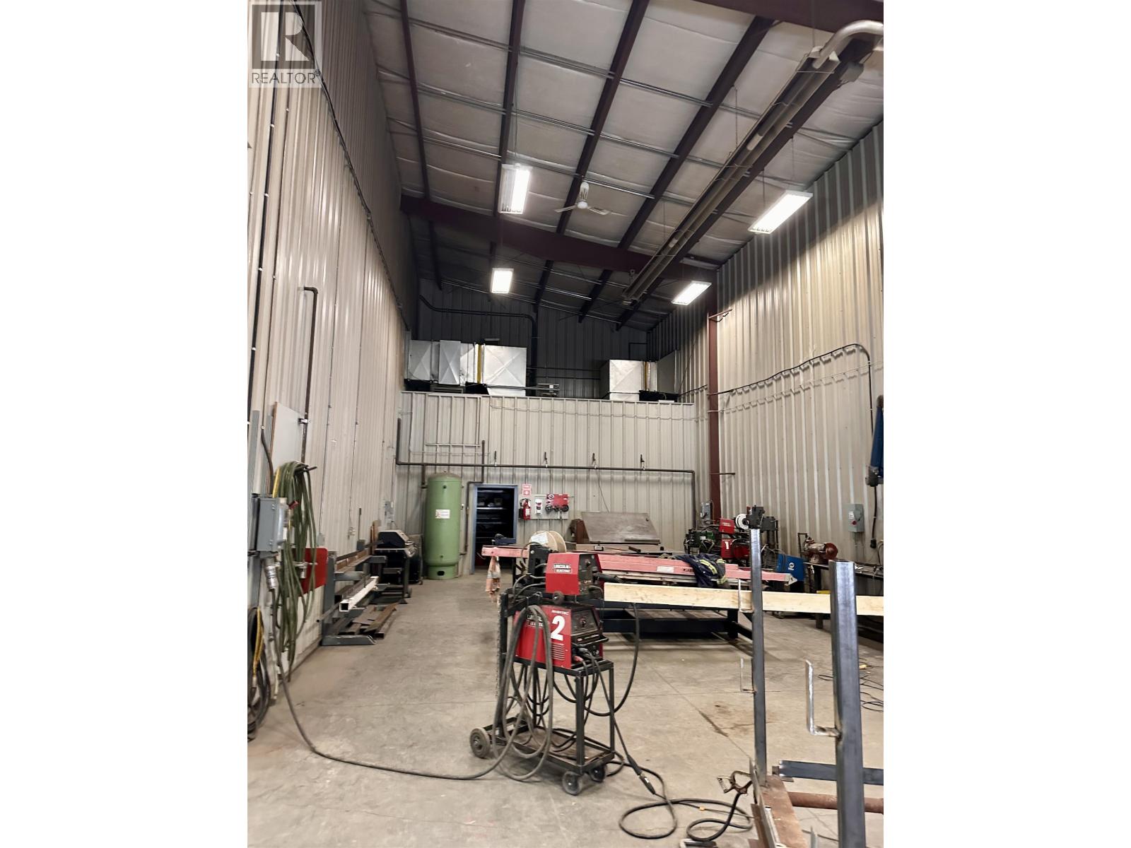 Photo 8 of 20 — 7961 OTWAY ROAD · Prince George, BC
