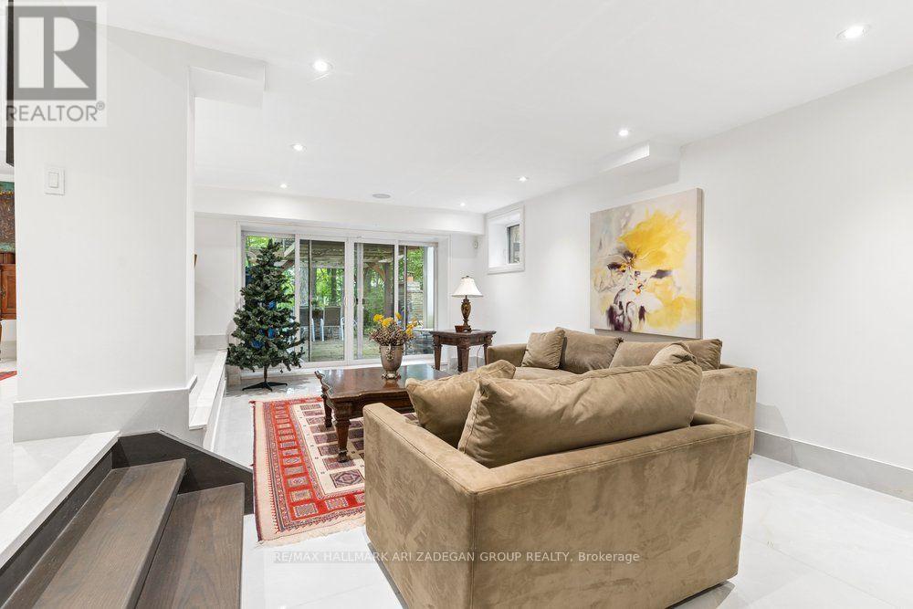 #. 150 SANDRINGHAM DRIVE - 44