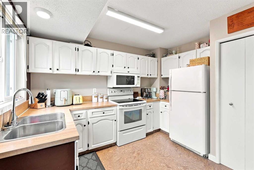 5753 53 Street Close - 16