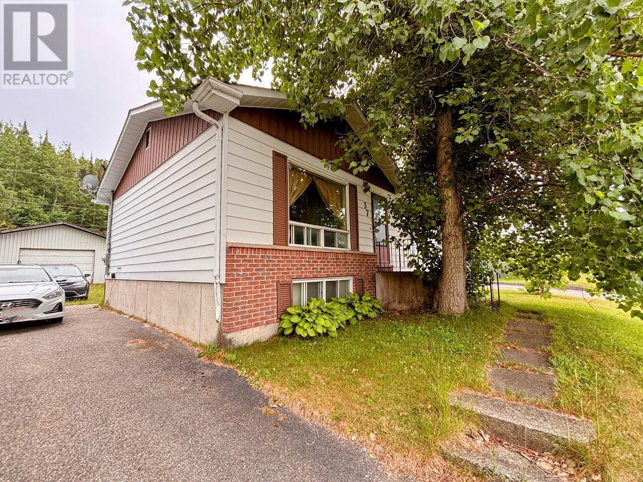 37 Matachewan RD - 24