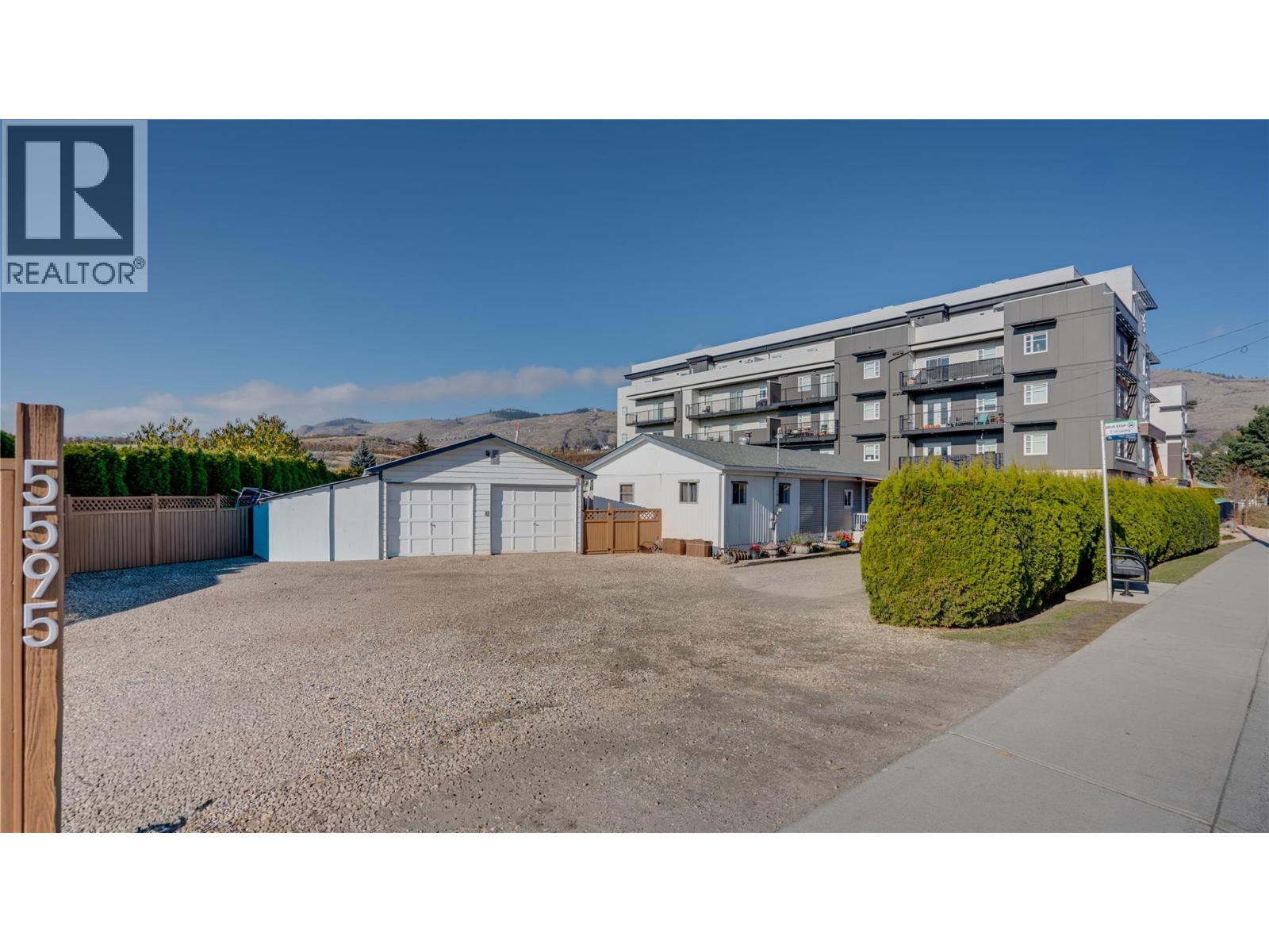 5595 27 Avenue - 7