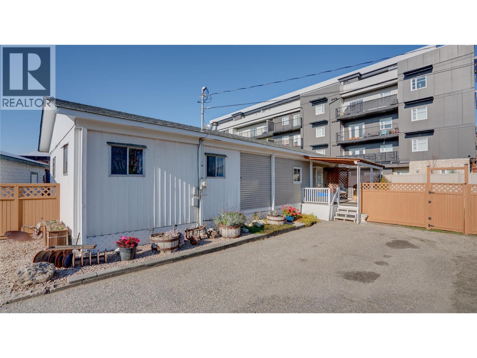 5595 27 Avenue - 6