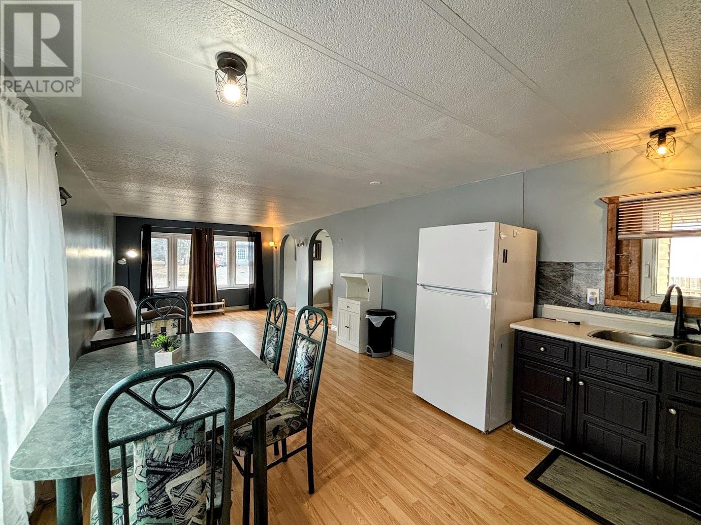 25 Coveney ST - 4