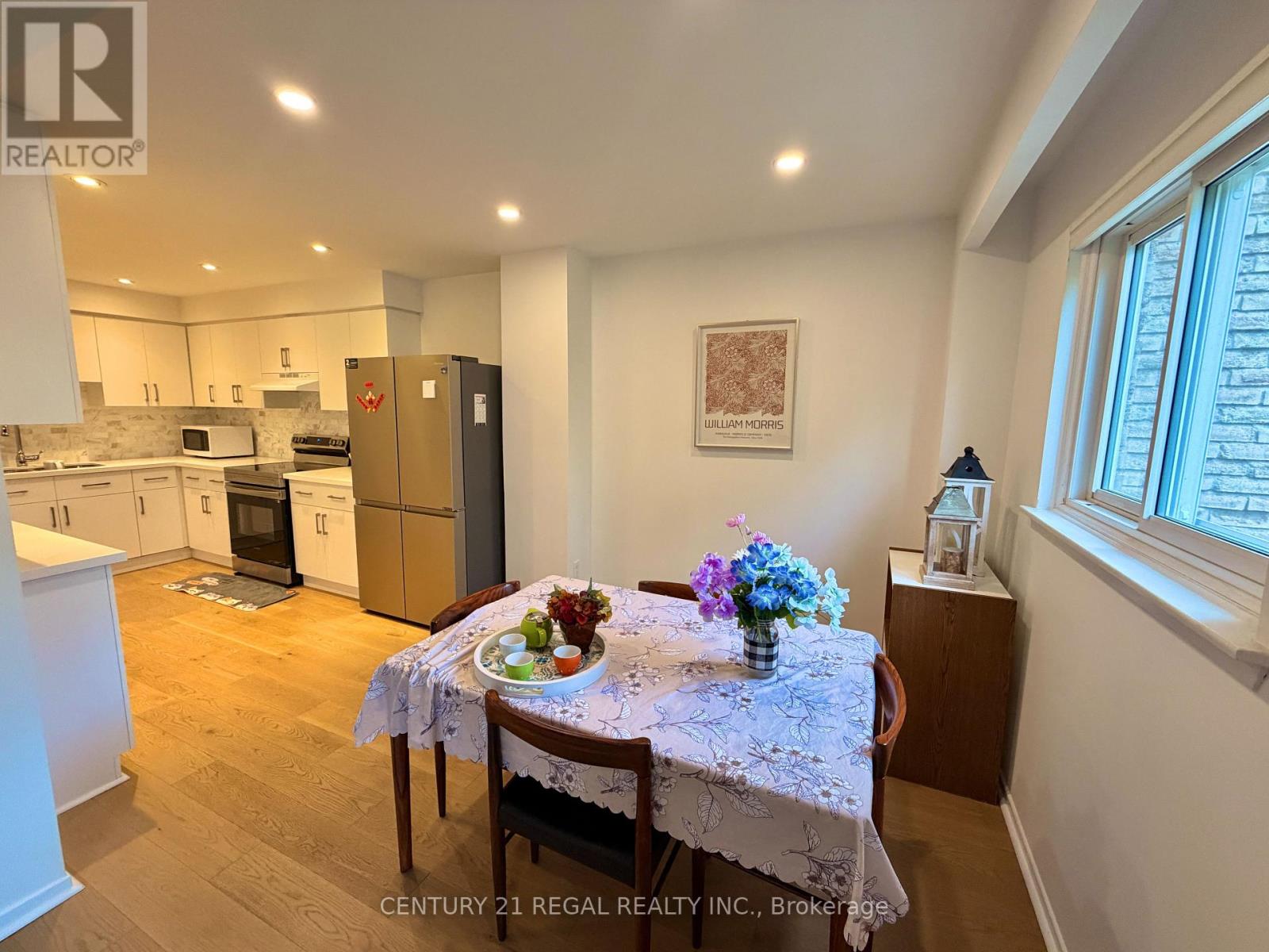 8 CHAMBERLAIN COURT - 11