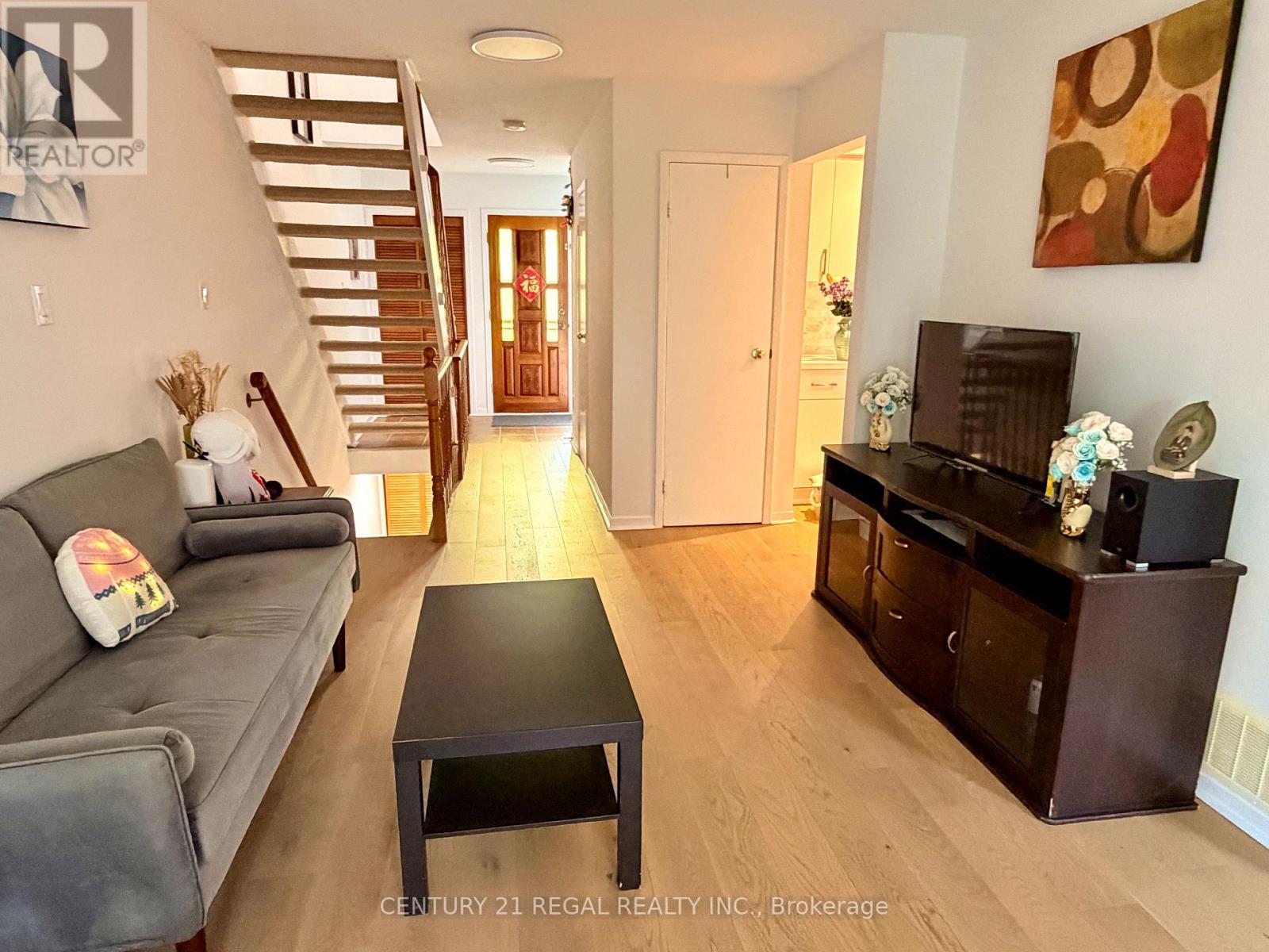 8 CHAMBERLAIN COURT - 15
