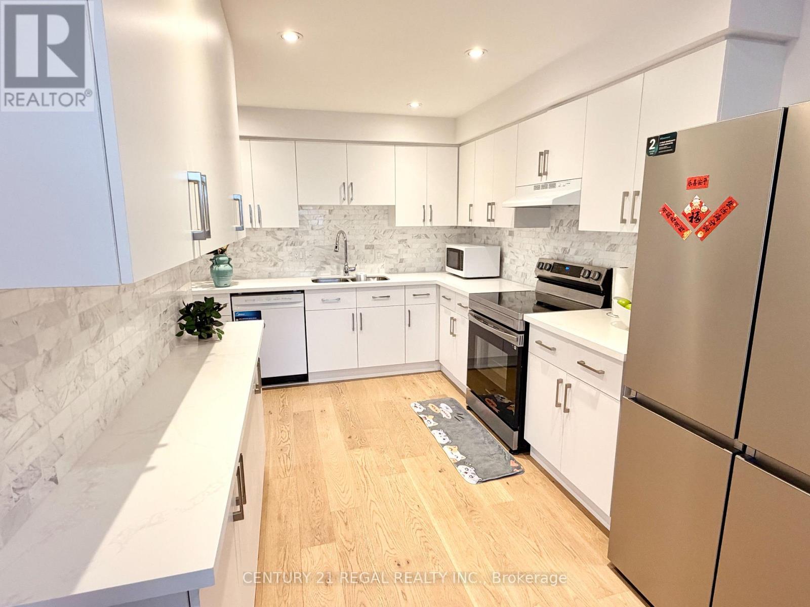 8 CHAMBERLAIN COURT - 4