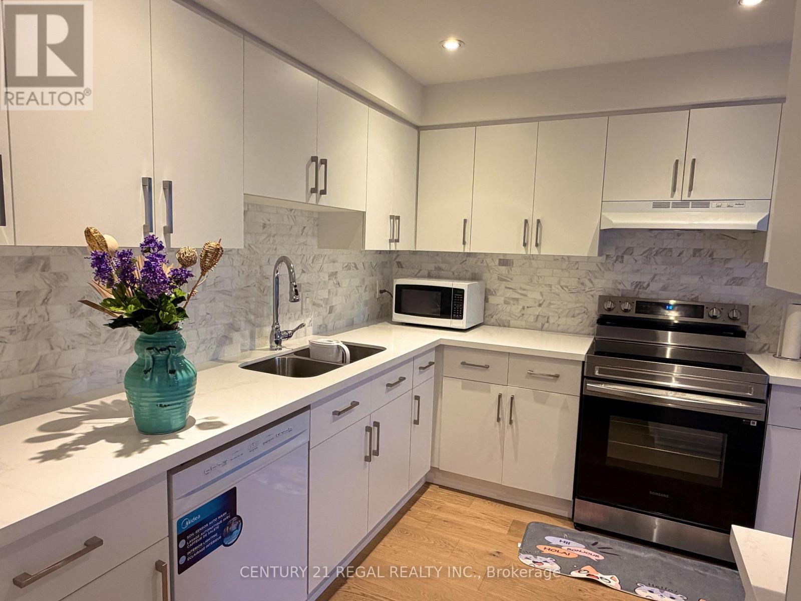 8 CHAMBERLAIN COURT - 8