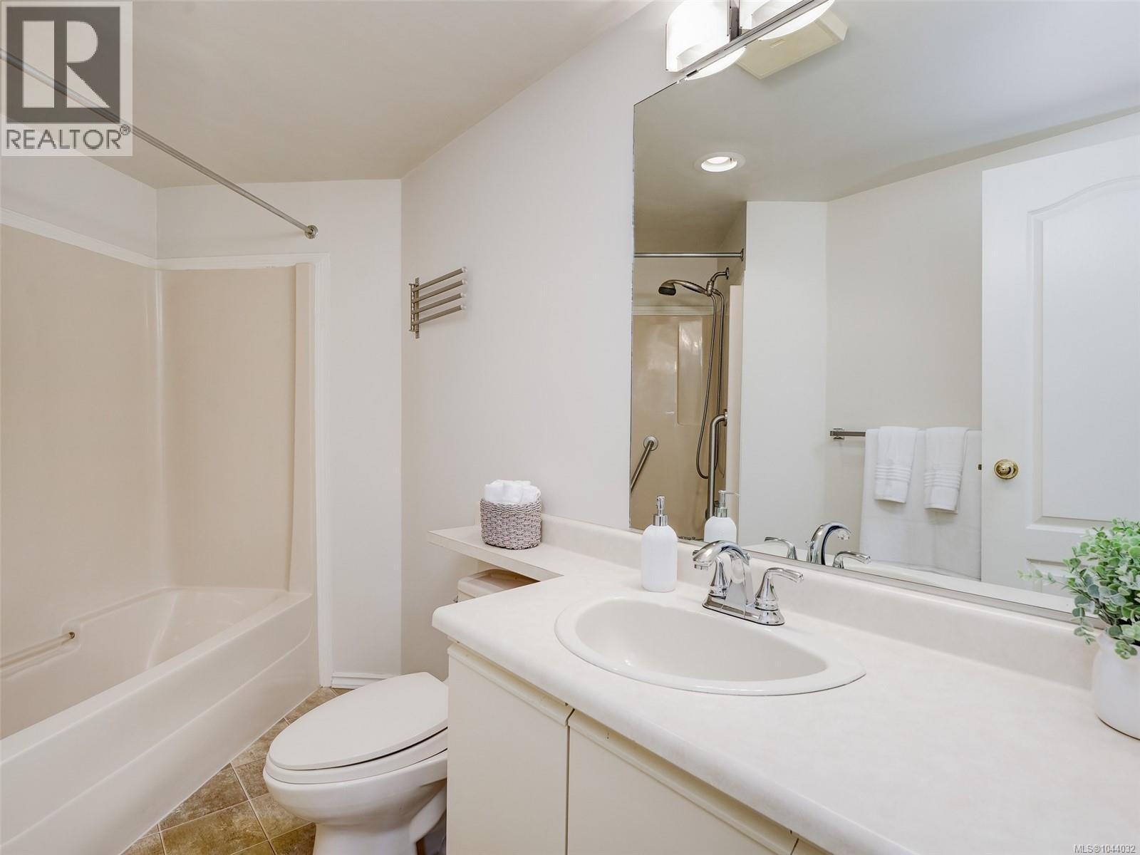 #208 3921 Shelbourne St - 17