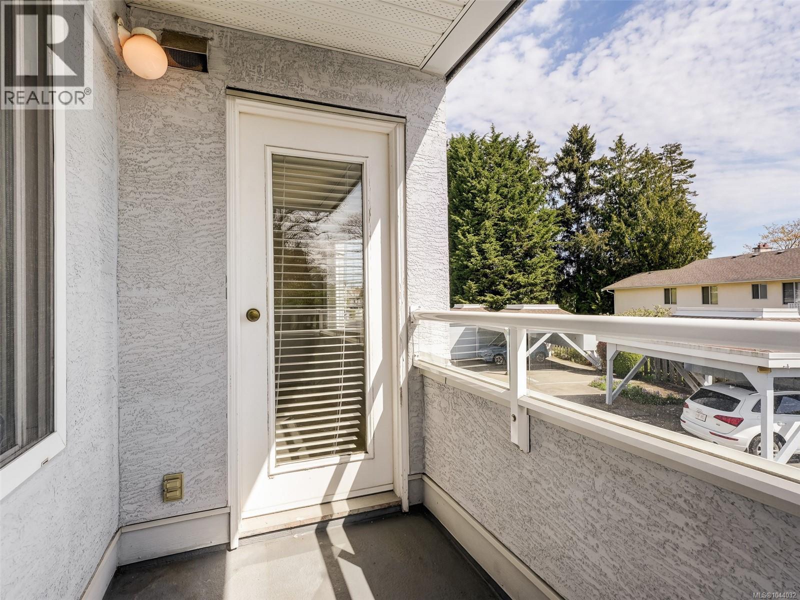 #208 3921 Shelbourne St - 22