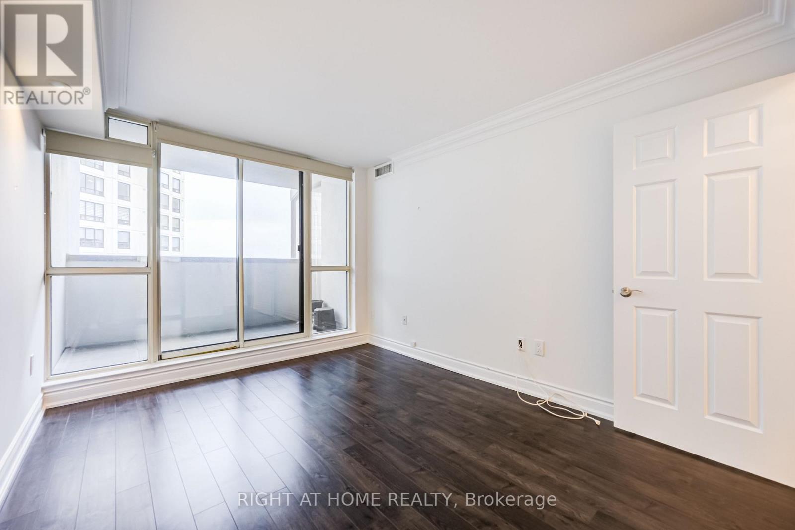 #412 333 CLARK AVENUE W - 33
