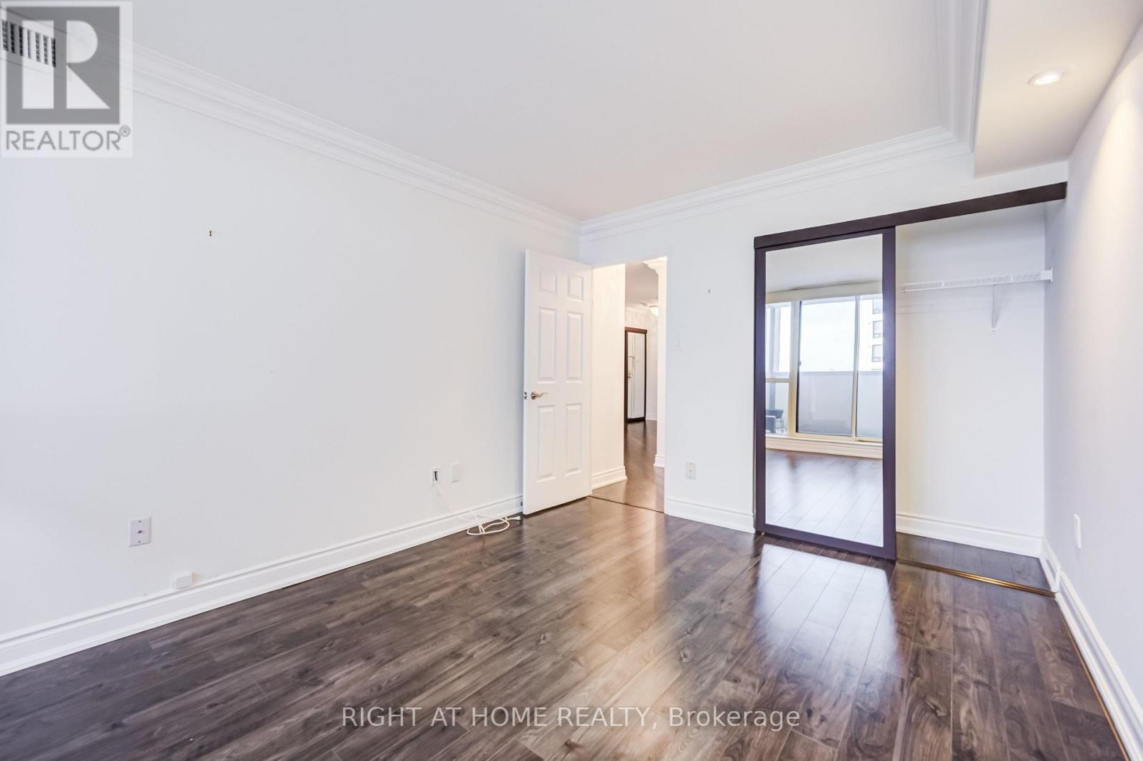 #412 333 CLARK AVENUE W - 34