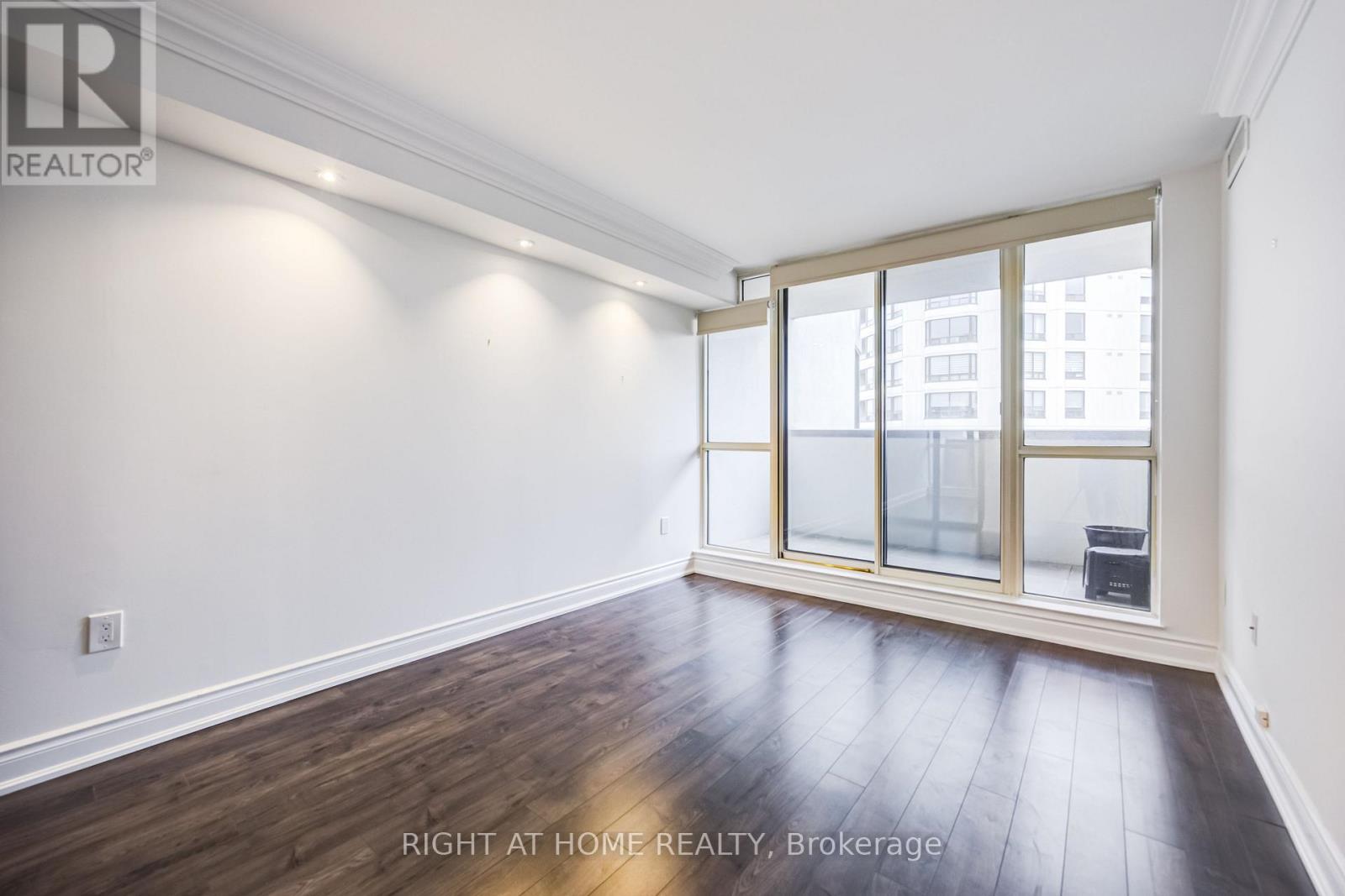 #412 333 CLARK AVENUE W - 32