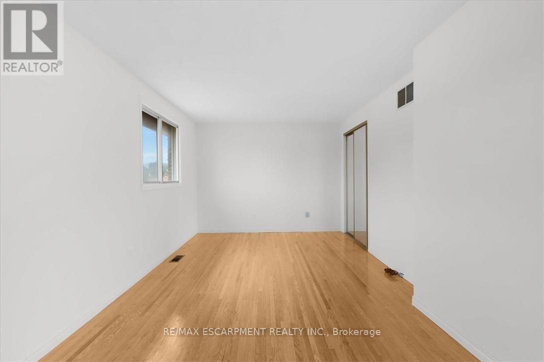 345 BERKINDALE DRIVE - 23