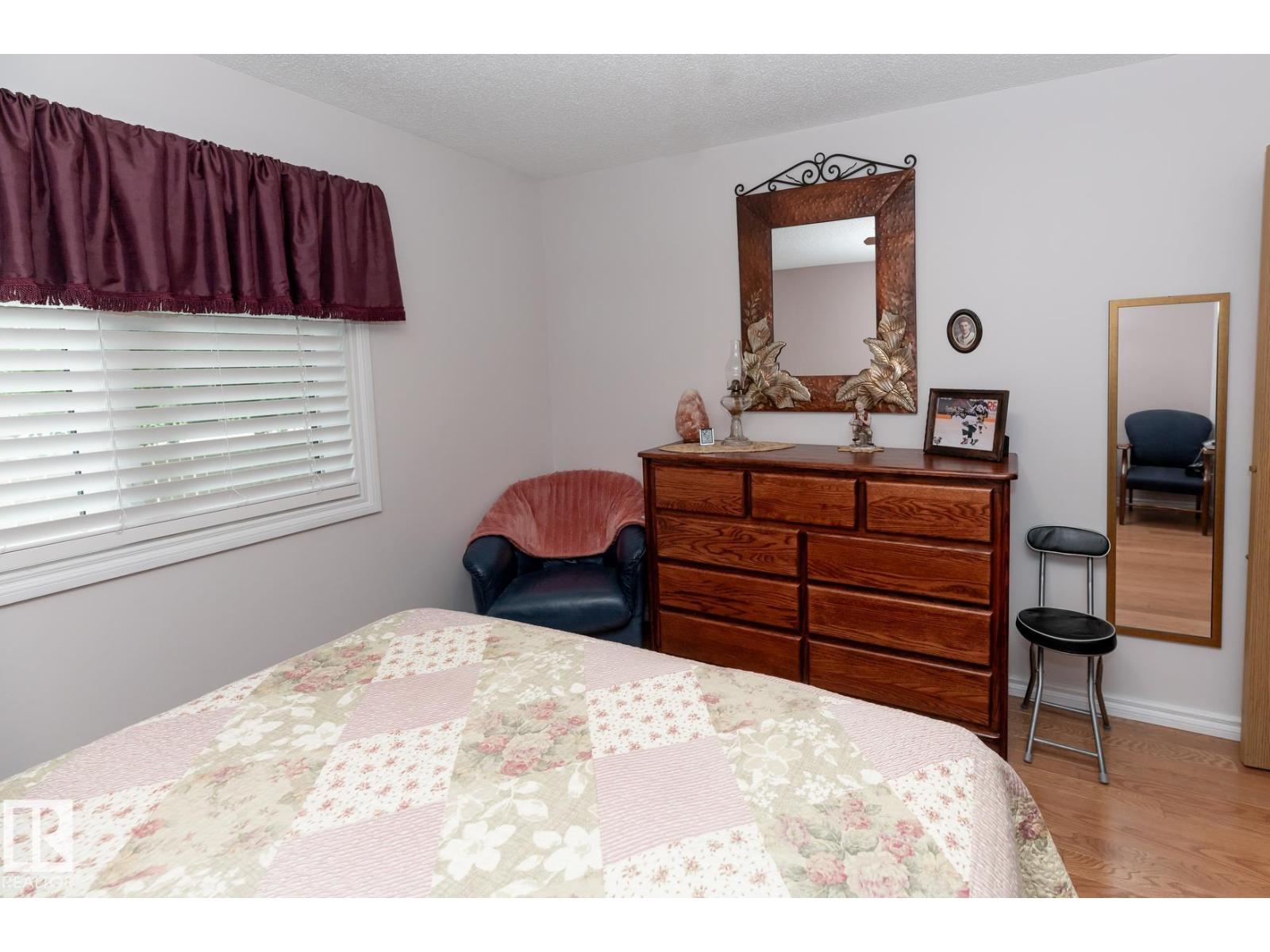 10860 25 AV NW - 14