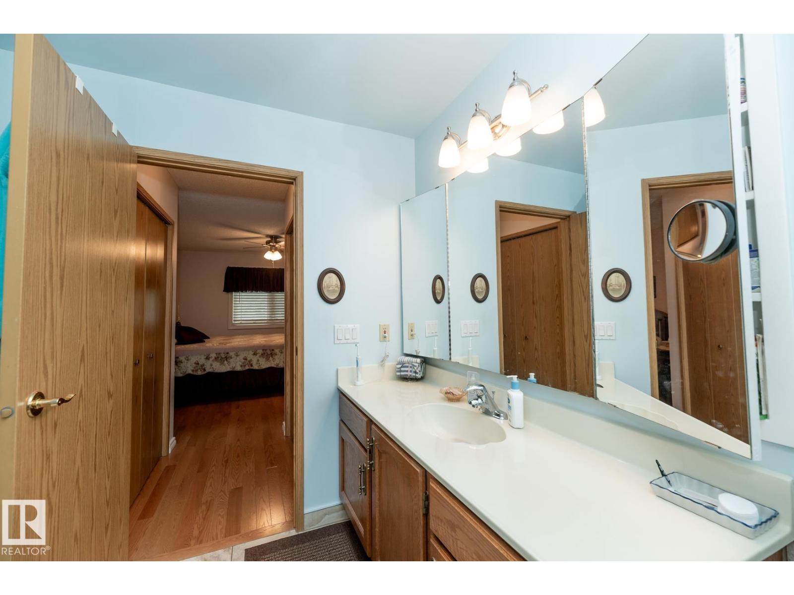 10860 25 AV NW - 15
