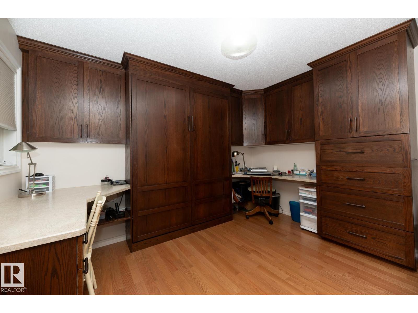 10860 25 AV NW - 18