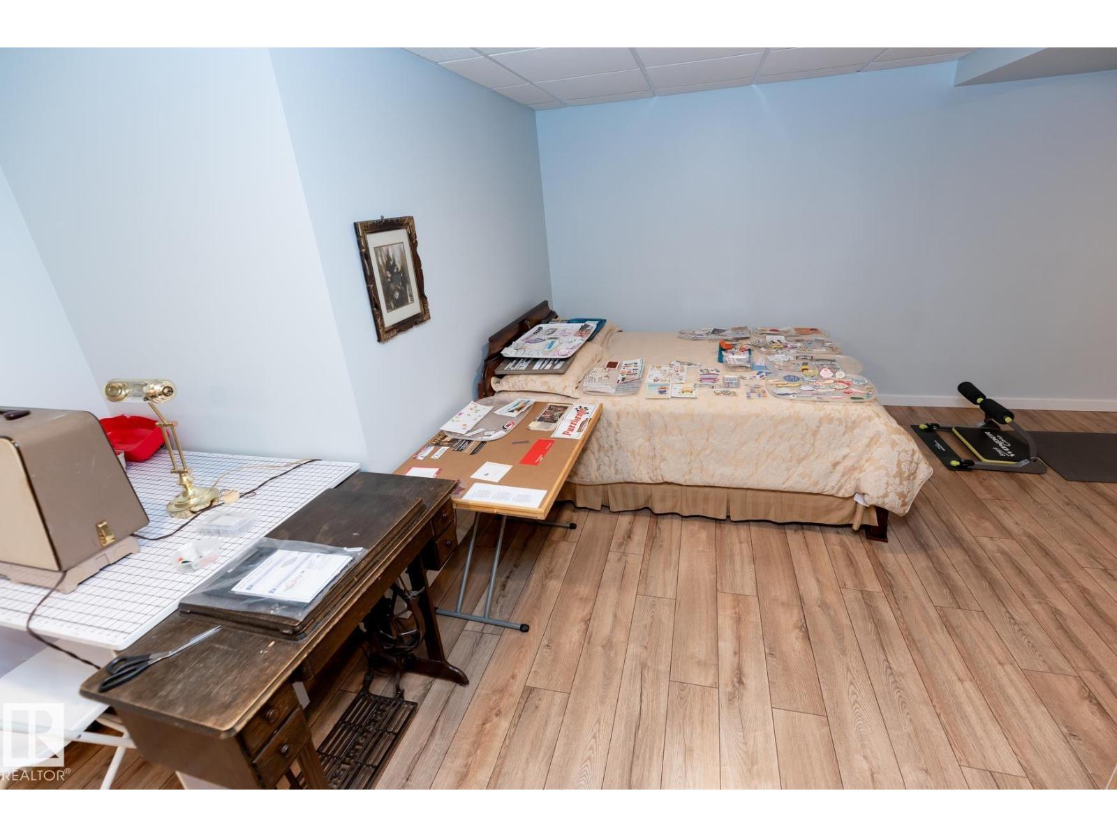 10860 25 AV NW - 24