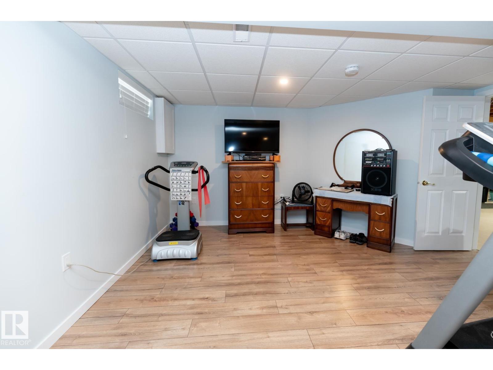 10860 25 AV NW - 25