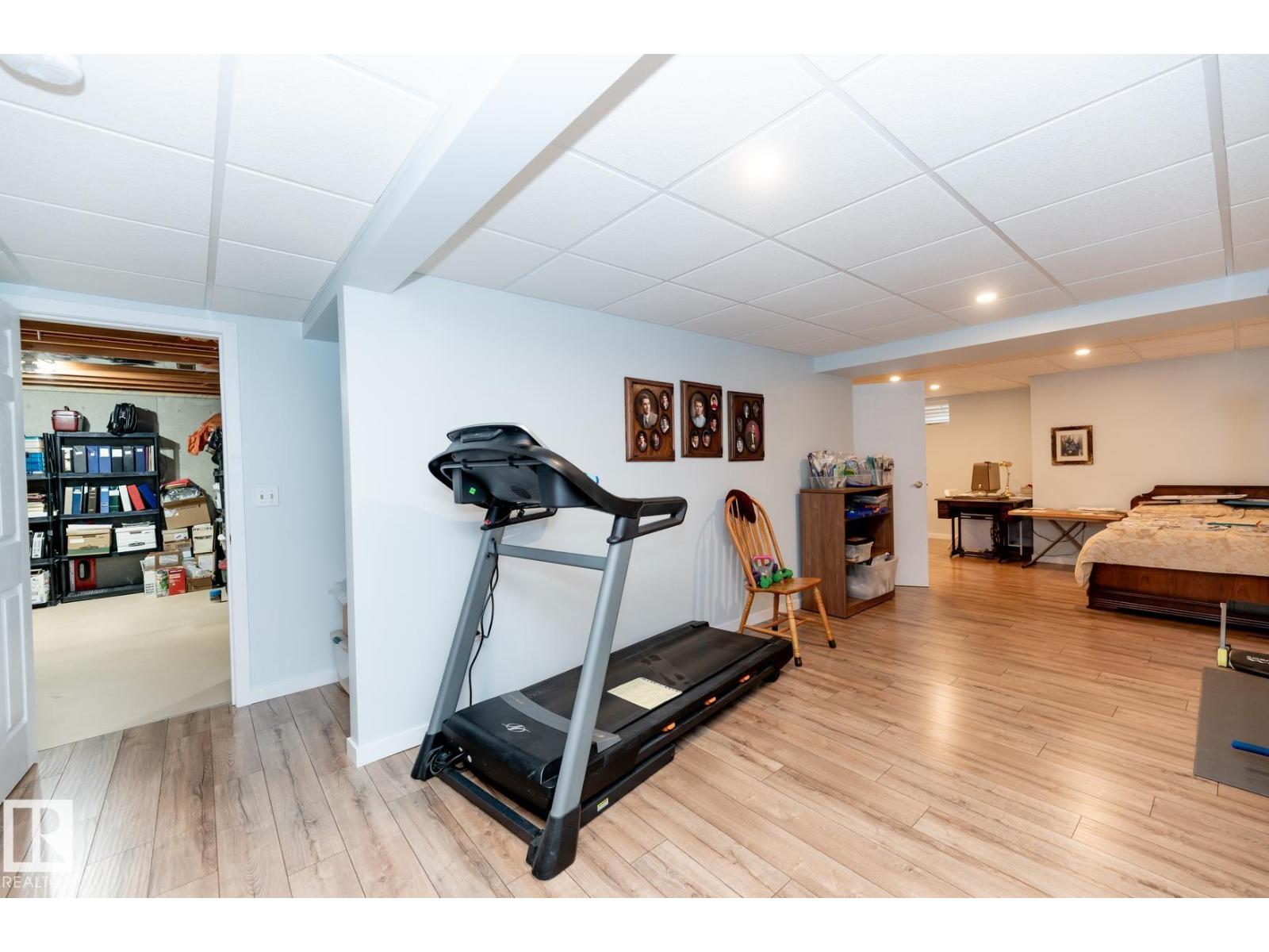10860 25 AV NW - 28