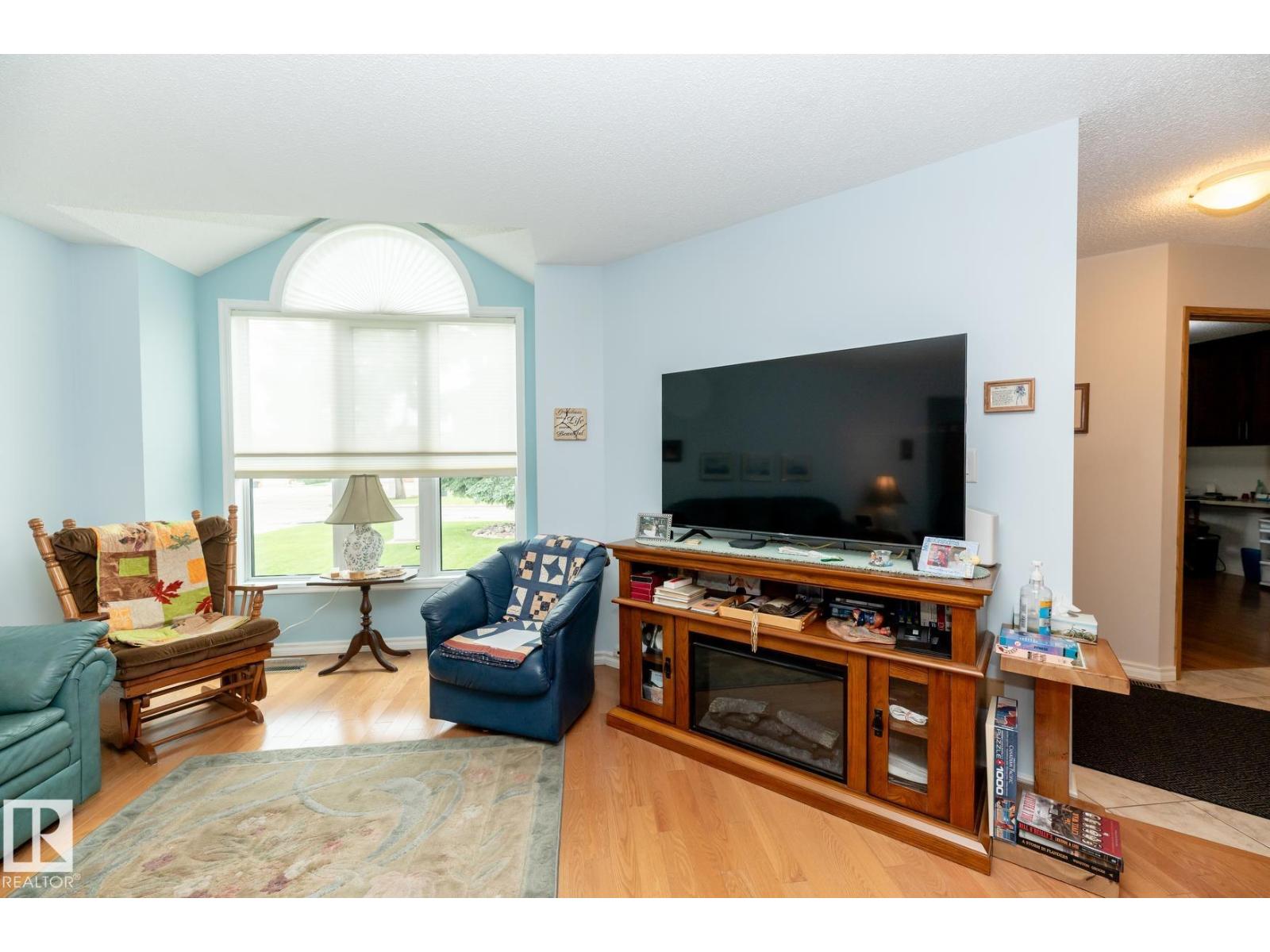 10860 25 AV NW - 4