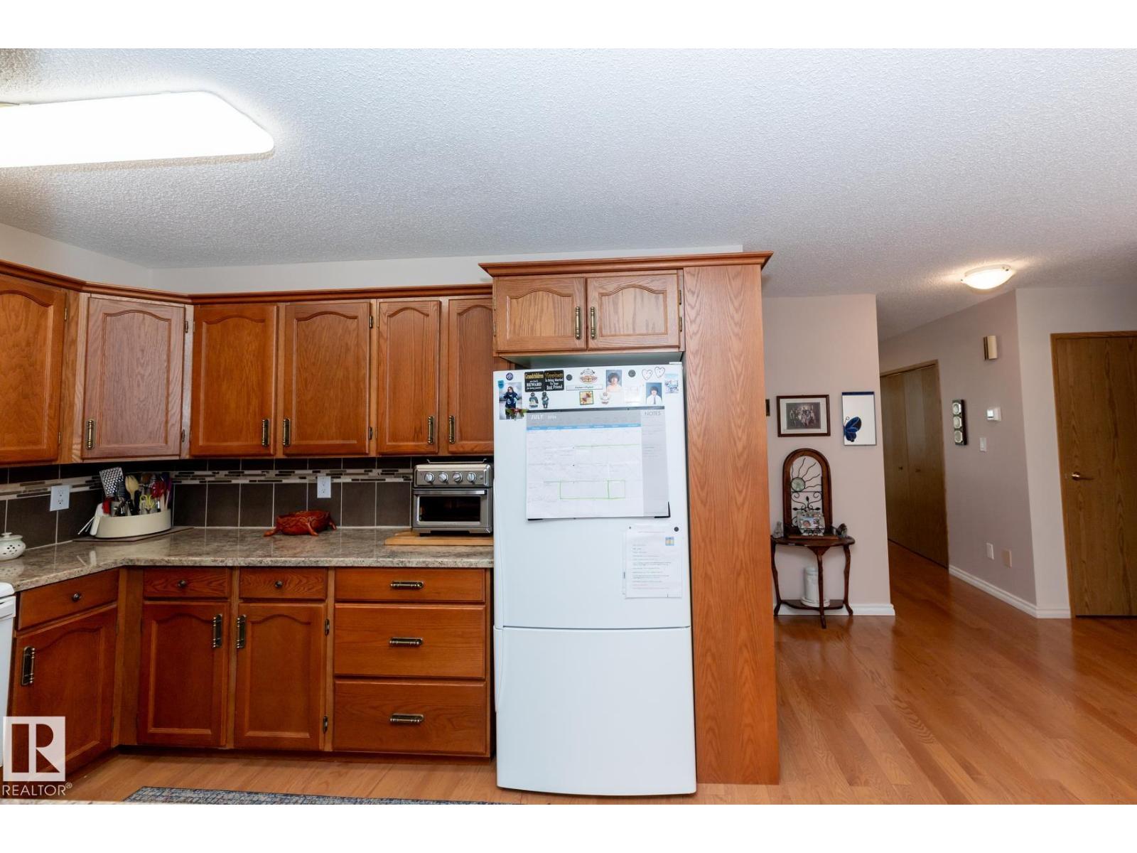 10860 25 AV NW - 8