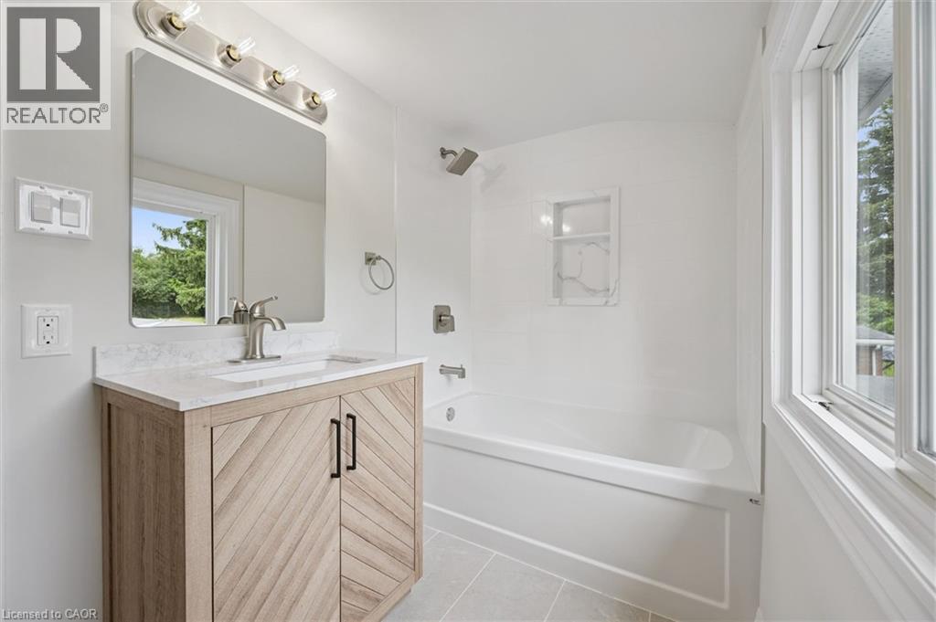 651 DUNDAS Street S - Image 17
