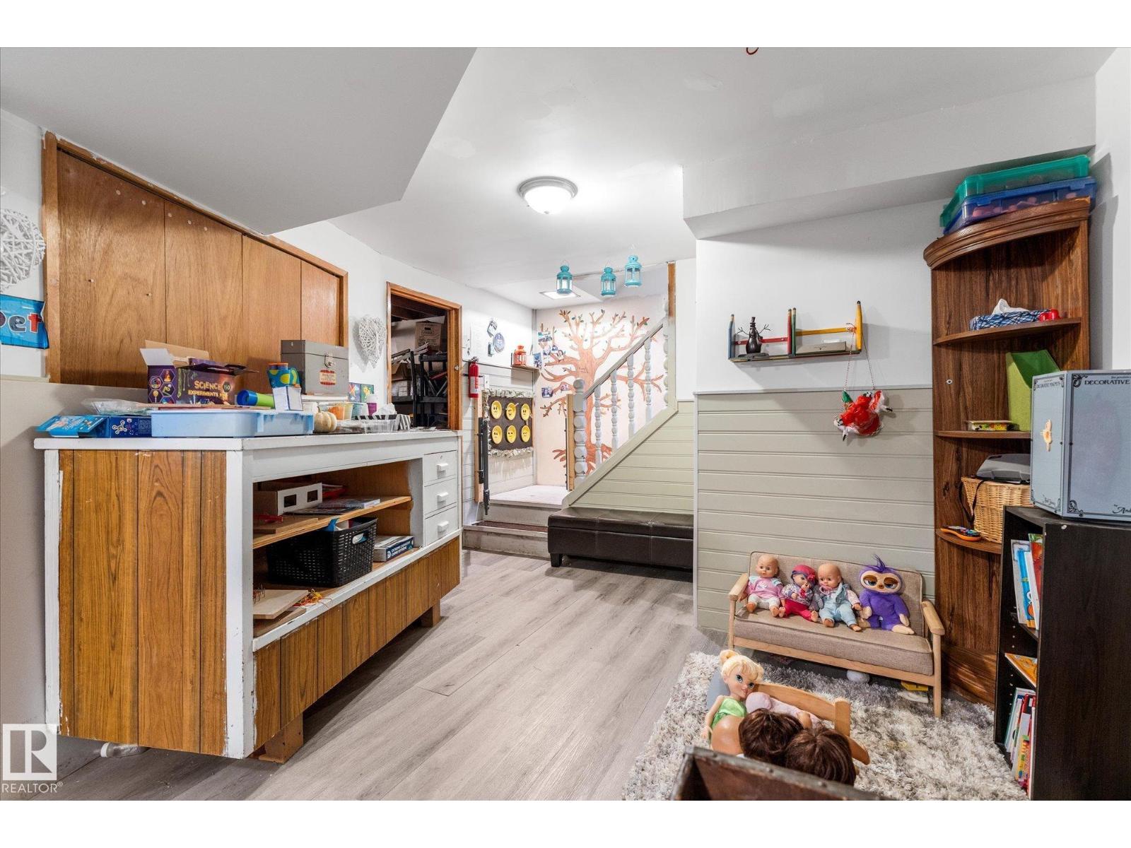 121 GREENWOOD DR - 37