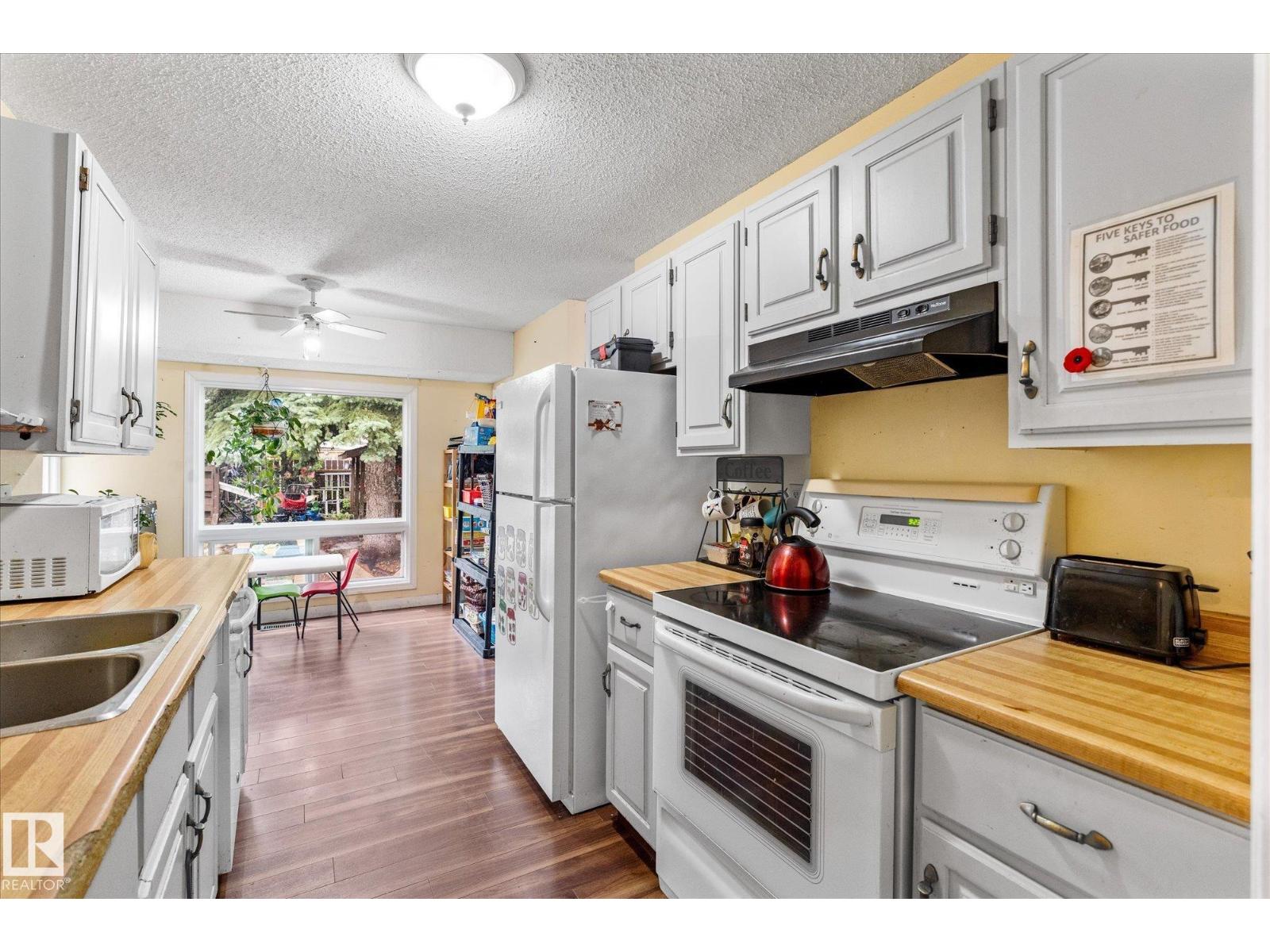 121 GREENWOOD DR - 22