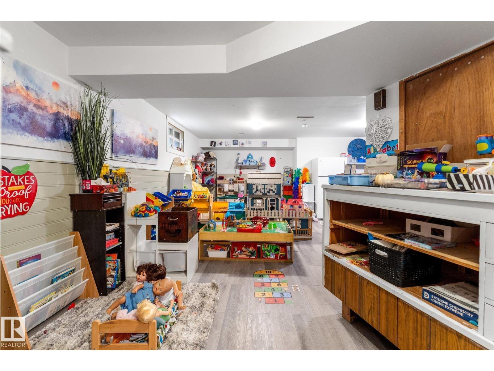 121 GREENWOOD DR - 36