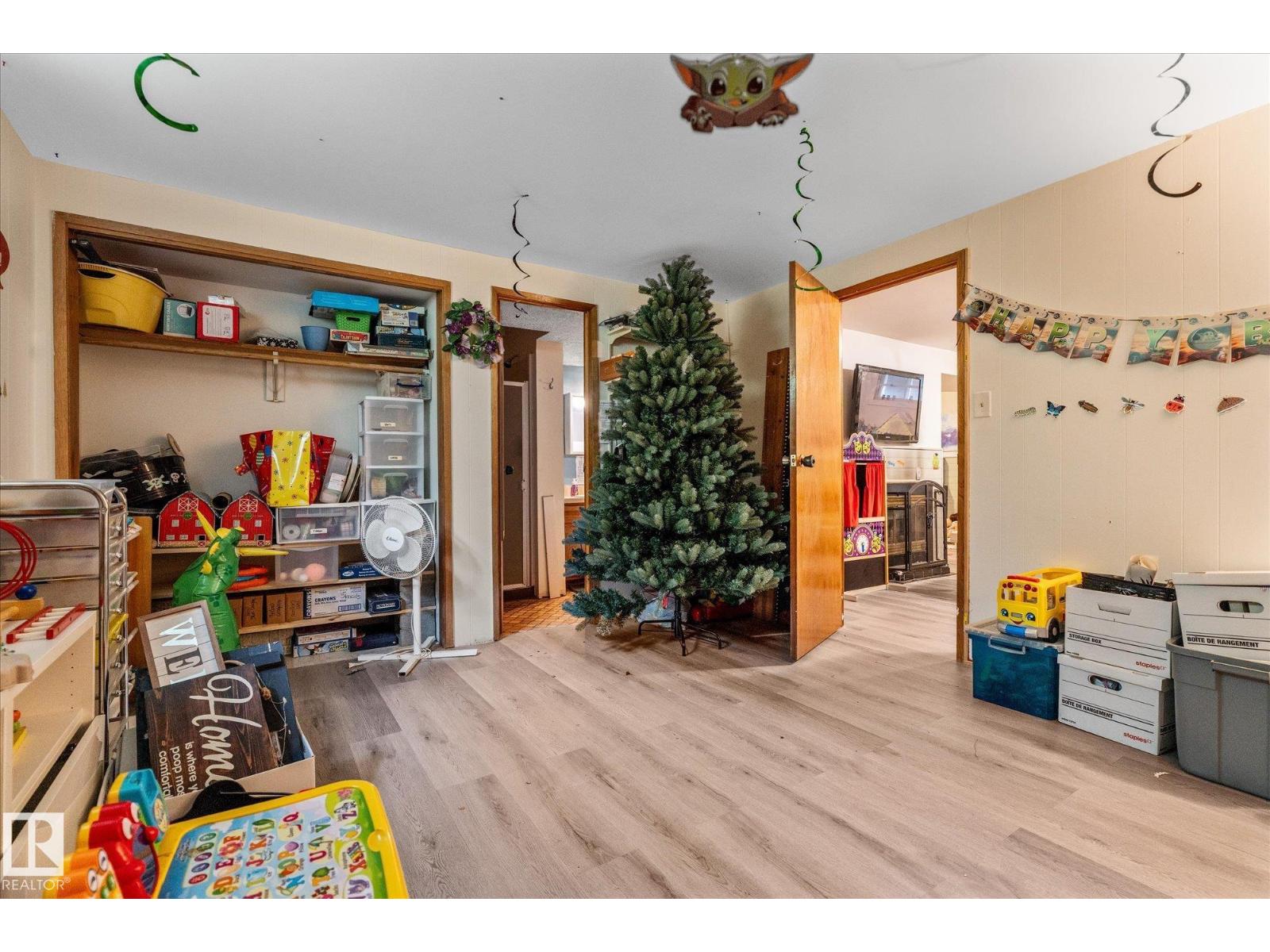 121 GREENWOOD DR - 42